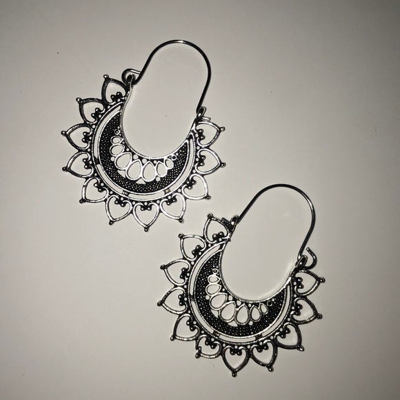 Etched Drop Hoop Hollow trendy Boho earrings - Picture 7 of 12